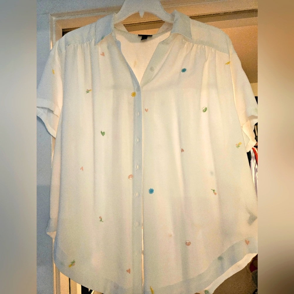 Torrid White Short Sleeve Button-Up Blouse with Embroidered Accents Size 0